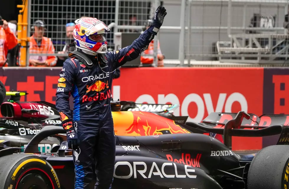 El piloto holandés de Red Bull Max Verstappen saluda luego de ganar la carrera sprint del Gran Premio de China de la Formula 1. / Gentileza.
