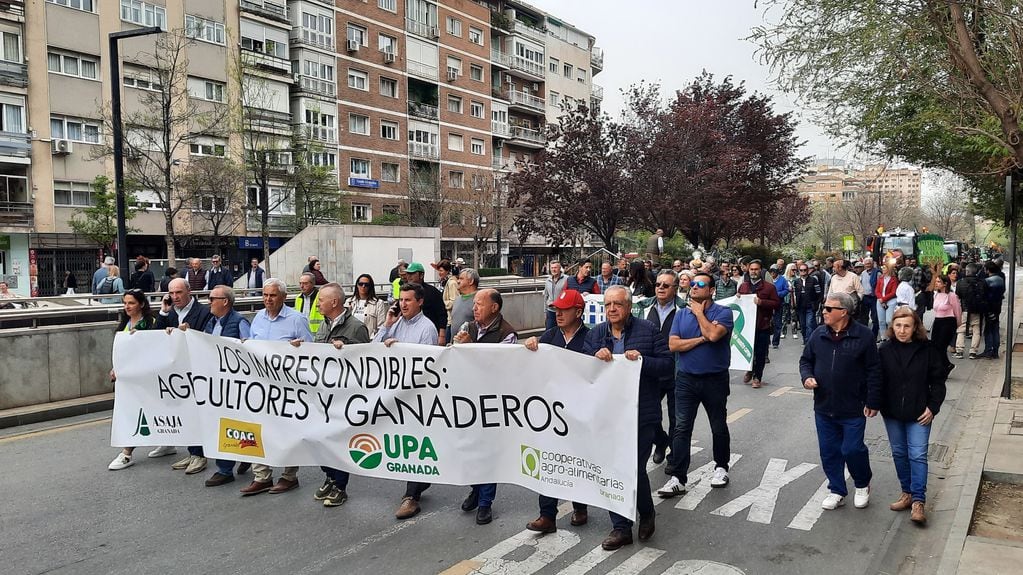 Bajo el lema "Los imprescindibles: agricultores y ganaderos", cientos de productores cortaron las calles de Granada, España.