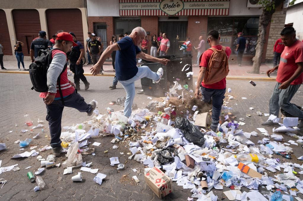 Exempleados de Las Heras protestaron frente a la Municipalidad. Ignacio Blanco / Los Andes