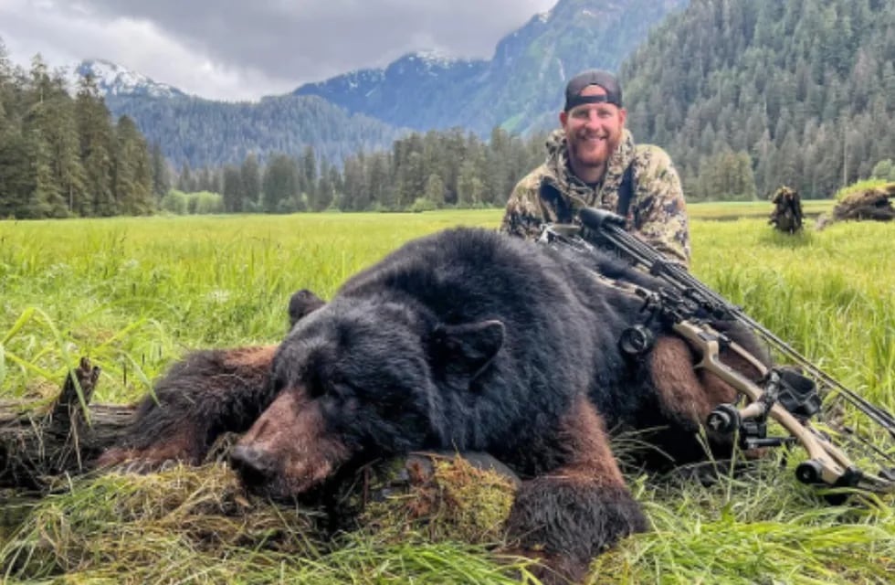 Tras causar controversia con las imágenes, el futbolista compartió un crudo video en el que muestra cómo cazaron al oso negro. Foto: Carson Wentz / Instagram