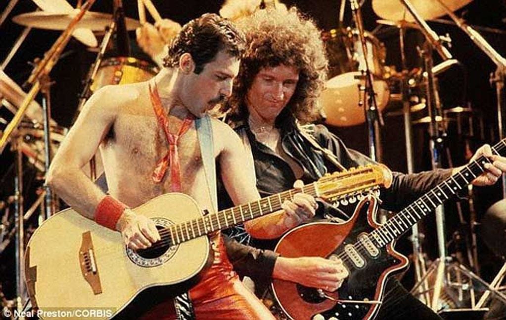 Brian May y Freddie Mercury en el escenario. 