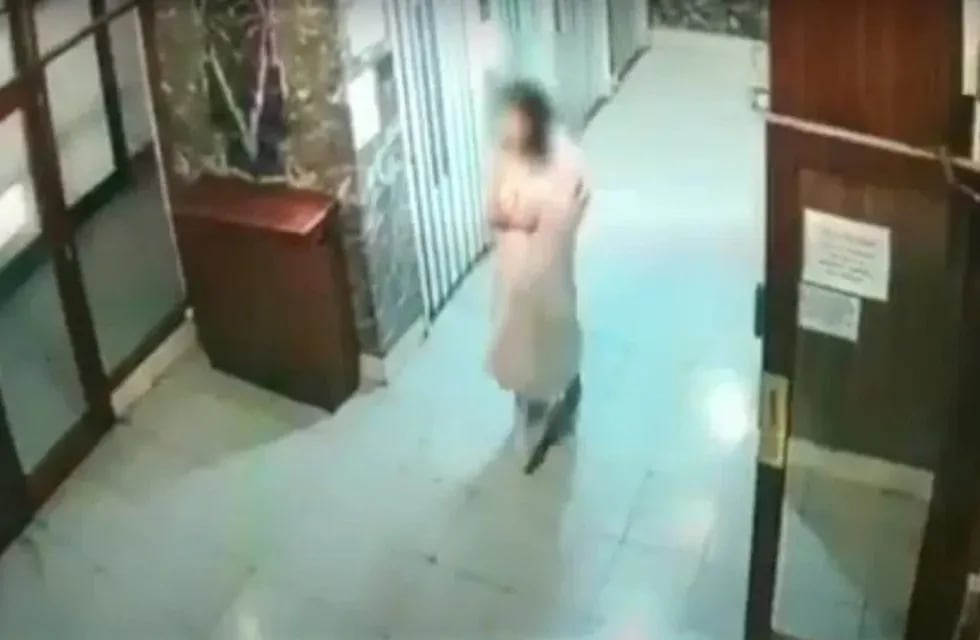 Las cámaras de seguridad de un edificio captaron cuando la chica salió en búsqueda de ayuda - Gentileza