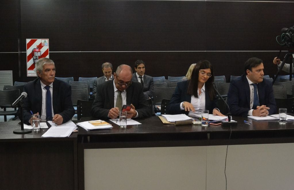 El jefe de los fiscales de Junín-Rivadavia, Mariano Carabajal (derecha), y la fiscal instructora Valeria Bottini y los abogados de la famiilia de Carlos Gruini. / Gentileza Poder Judicial