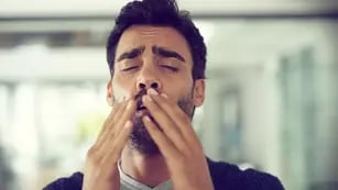Un hombre se desgarró la garganta por aguantar un estornudo