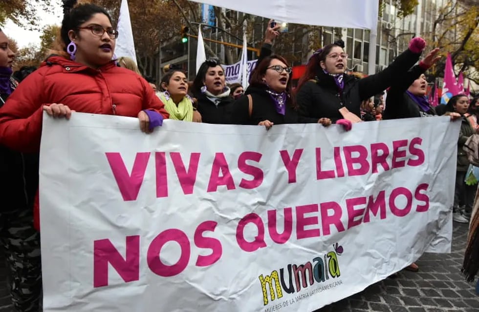 Miles de mujeres marcharon por las calles del Centro pidiendo justicia a 7 años de la primera marcha de Ni una Menos. - Mariana Villa / Los Andes