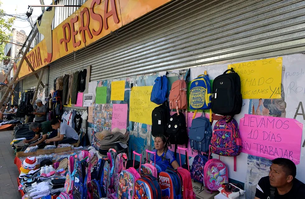 Feriantes de los persas venden en vía pública
Tras el incendio que generó pérdidas totales para los comerciantes de la Feria Persa Mendoza, algunos venden en las veredas sus mercaderías.

Foto: Orlando Pelichotti