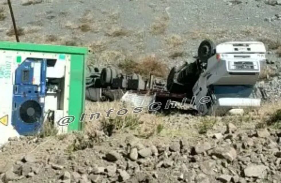 Un camión volcó en Los Caracoles del lado chileno. / Foto: Gentileza InfosChile