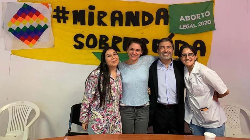 Miranda Ruiz abrazando a su abogado Oscar Guillén y a compañeras de Tartagal, Mariana Ortega y Janet Meoniz, tras conocer el sobreseimiento. / Foto: Gentileza