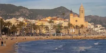 Gastronomía, cultura y mucha diversión ofrecen las las playas de esta ciudad costera al sur de Barcelona. Museos, arte y vida nocturna.