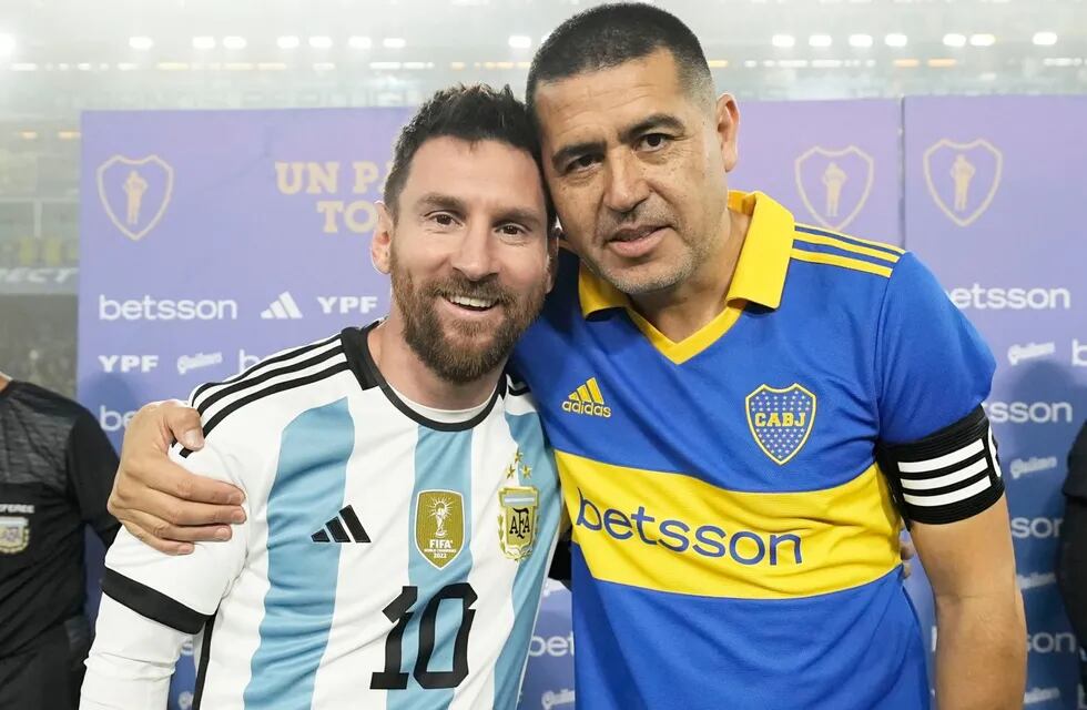 Los capitanes Lionel Messi y Juan Román Riquelme, en la despedida del ídolo de Boca en la Bombonera. (@BocaJrsOficial)