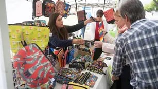 Inicio de clases. Los emprendedores locales ofrecen productos escolares artesanales hasta hoy, en el Parque Cívico. Ignacio Blanco / Los Andes