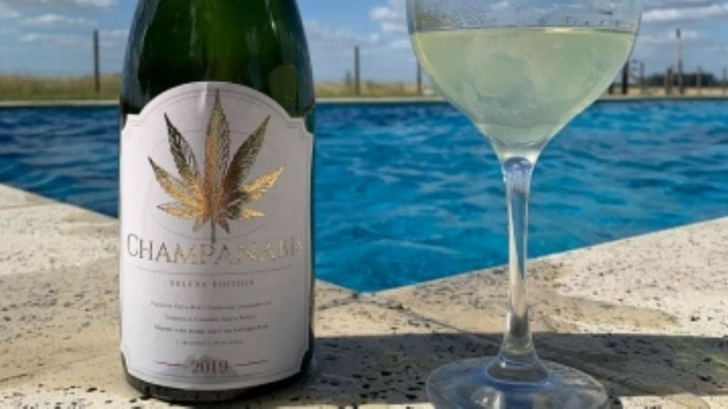 La bebida alcohólica con elementos del cannabis se comercializa en plataformas virtuales.