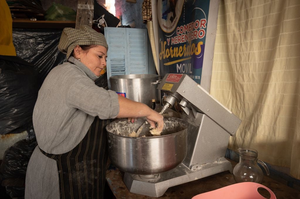 Un comedor de Las Heras junta comida para que 40 familias puedan tener su cena de Nochebuena en casa. Foto: Ignacio Blanco / Los Andes