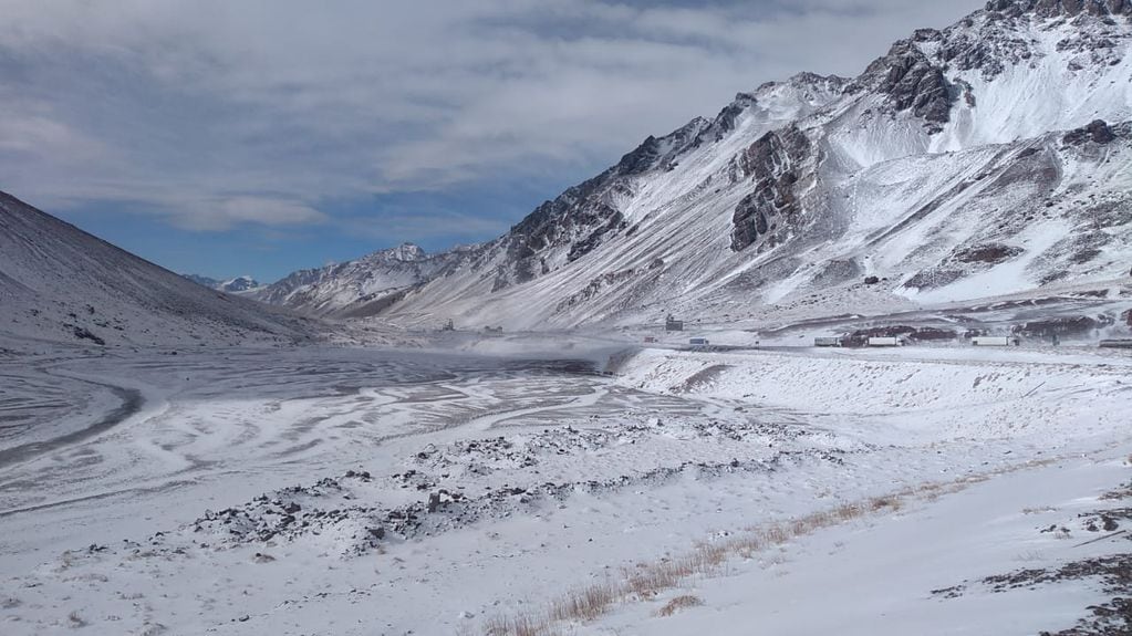 Impactantes postales de la montaña mendocina nevada y con 10 grados bajo cero. Foto: Gendarmería Nacional.