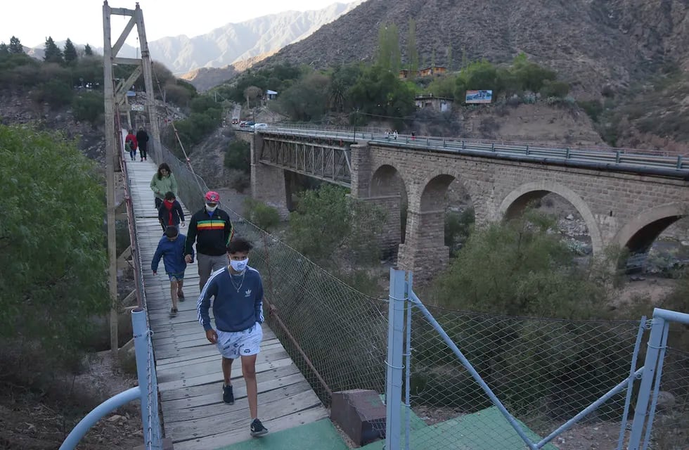 Mucha gente pasea por el puente ubicado en Cacheuta aprovechando las flexibilizaciones dispuestas la semana pasada.