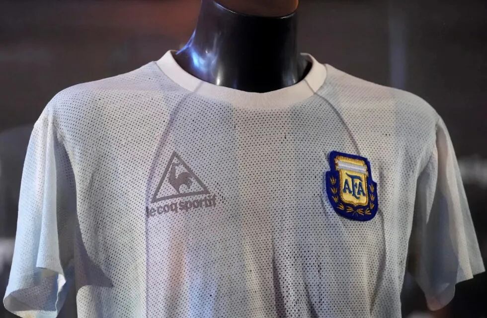 La legendaria camiseta de Maradona volvió a la Argentina.
