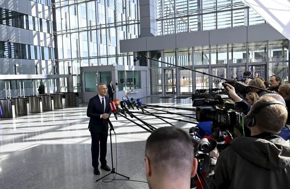 Jens Stolemberg, secretario general de la OTAN, anunciando a los medios el ingreso de Finlandia a la Alianza.