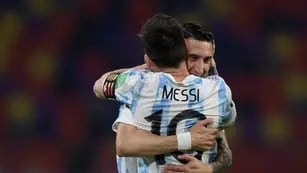 Ángel Di María abraza a Lionel Messi