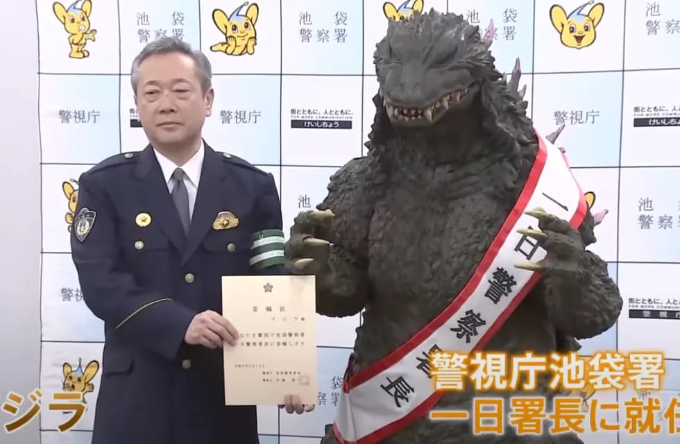 Godzilla fue nombrado por el jefe de la estación policial de Ikebukuro con un título honorario. Foto: Captura video