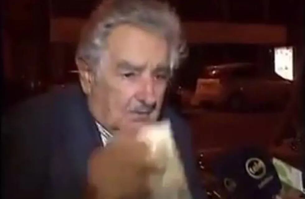 Video: Pepe Mujica paró una entrevista y le dio propina a un indigente
