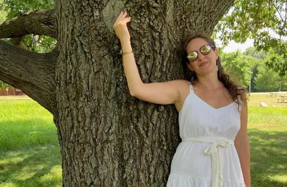 La mujer "ecosexual" tiene un vínculo erótico con un árbol hace dos años (Sonja Semionova / SWNS)