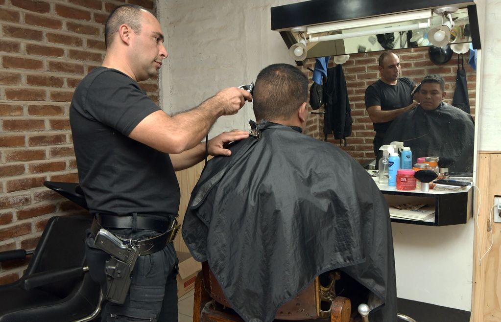 La base cuenta con peluquería, donde los efectivos se arreglan. Foto: Orlando Pelichotti / Los Andes