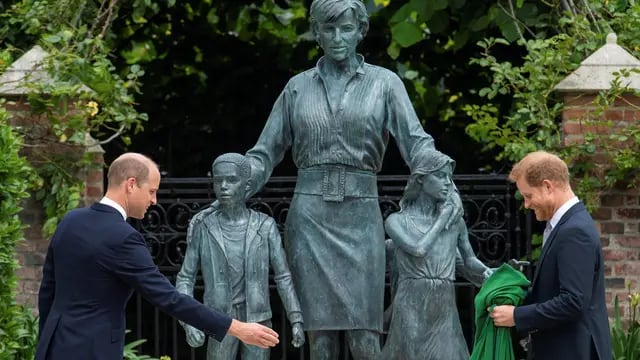 ¿Reconciliación o guerra fría? Los príncipes William y Harry inauguraron la estatua de Lady Di