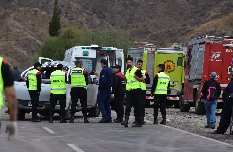 El pasado 17 de octubre volcó una camioneta que trasladaba a 15 estudiantes en El Challao. Foto: Mariana Villa / Los Andes