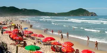 Alberga más de 40 playas, morros verdísimos, lagunas y aura muy brasileña. Opciones de todos los colores, cultura autóctona e historia. 