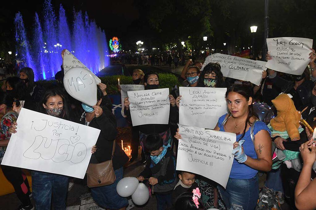 En plaza Independencia de Ciudad, mendocinos se manifestaron la noche de este viernes para pedir justicia por Lucio Dupuy, el niño de 5 años que fue asesinado a golpes en La Pampa. Foto: José Gutierrez