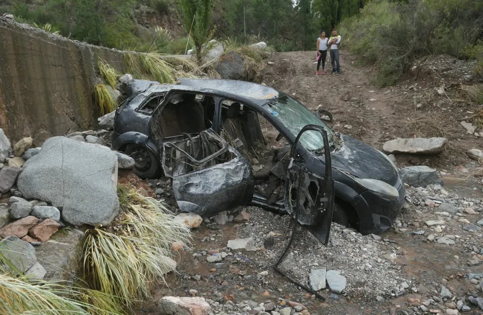 Así quedó el auto arrastrado por el río y en que murieron 3 personas en Potrerillos. Foto: Ignacio Blanco / Los Andes.