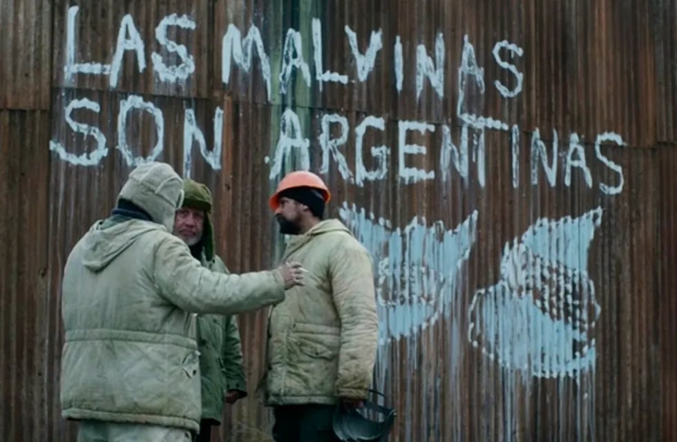 En el episodio 4 de la cuarta temporada de The Crown, se muestra a los operarios que izaron la bandera argentina en las islas Georgias del Sur, y que fueron detenidos. Esto aceleró el desembarco argentino y la recuperación.
