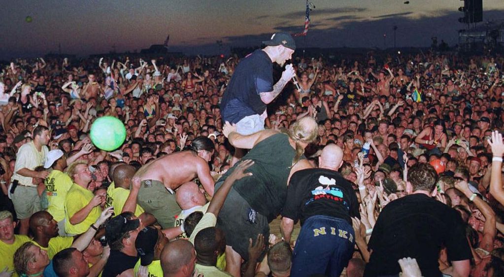 Fred Durst entre el público durante uno de los shows más conflictivos de Woodstock '99 (Kevin Mazur / AP).
