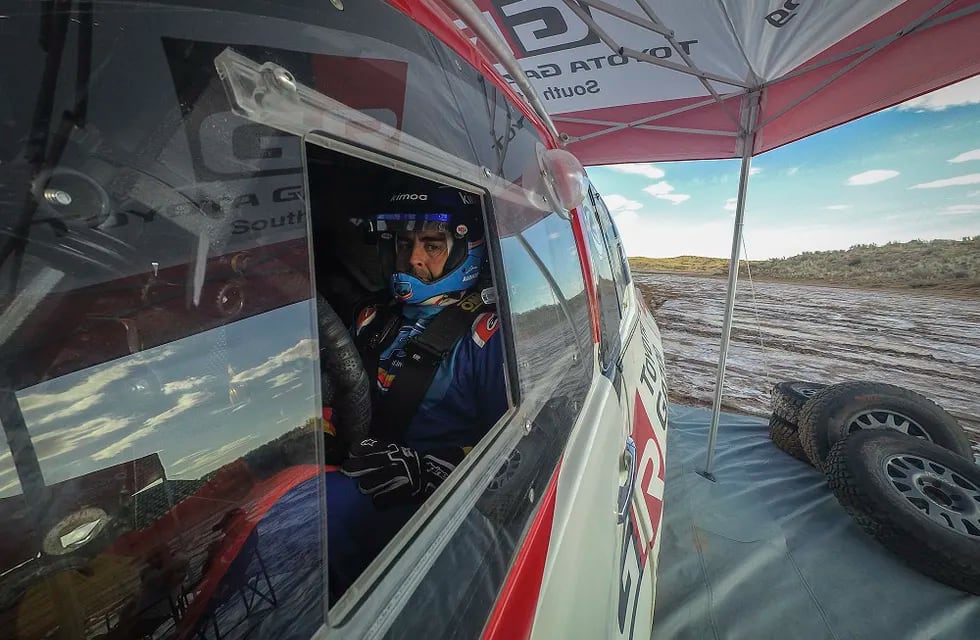 Fernando Alonso probó la Hilux del Dakar junto a Toyota Gazoo Racing