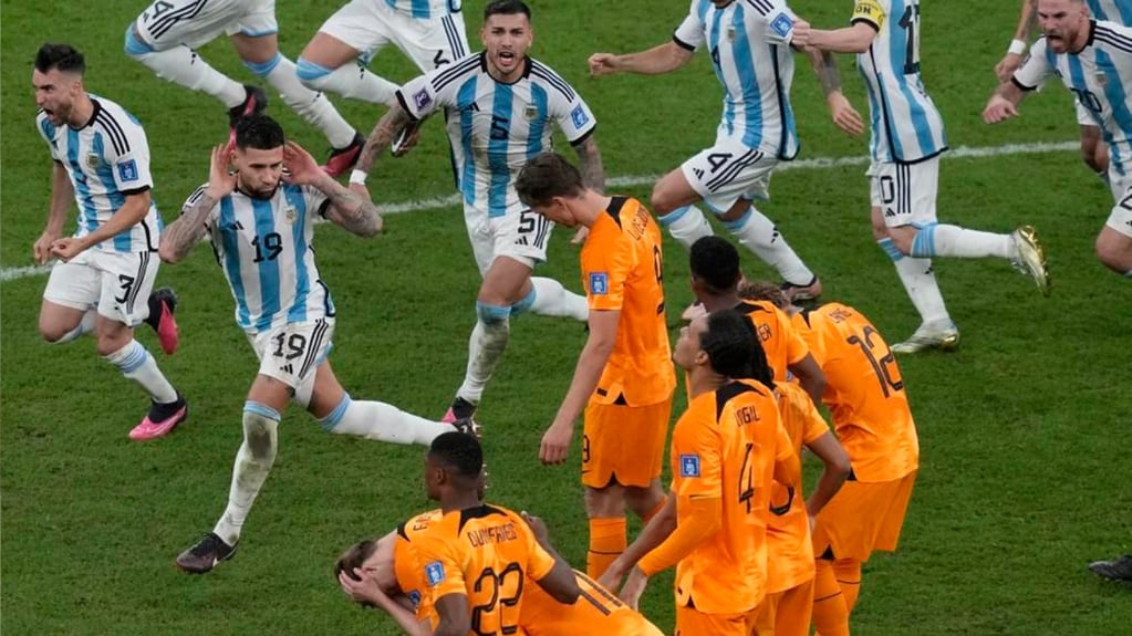 Los jugadores de Argentina celebran tras vencer a Holanda por penales en los cuartos de final del Mundial. 