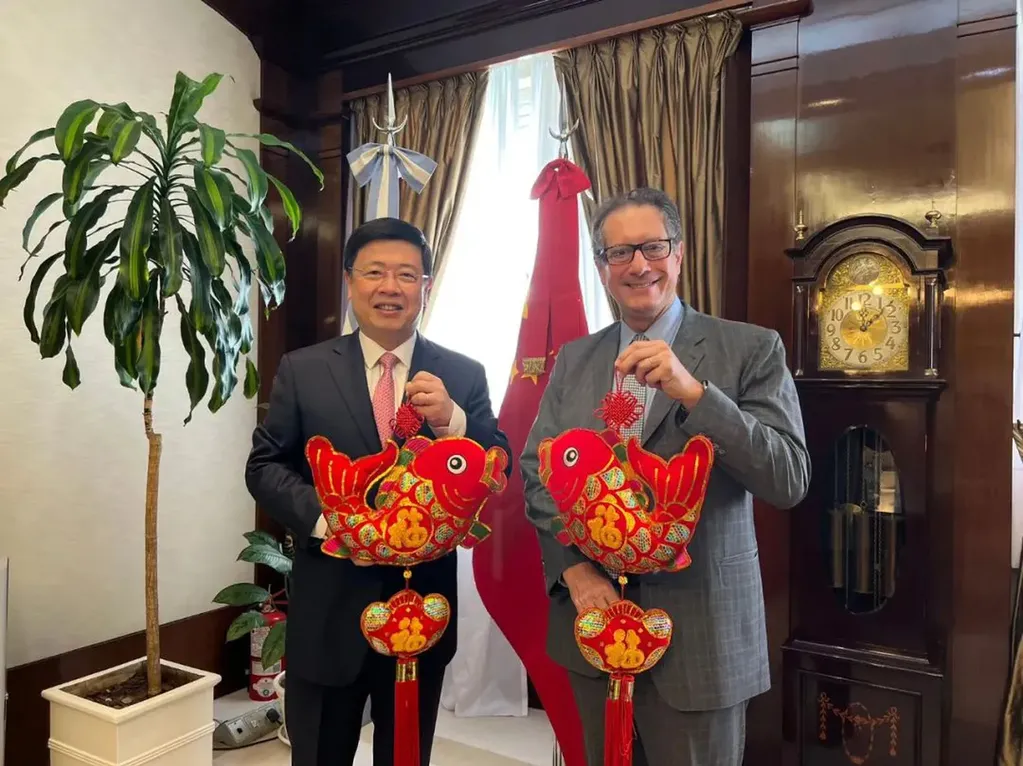 El presidente del BCRA, Miguel Pesce, junto al Embajador Zou Xiaoli, reunidos antes del viaje a China. Foto: @ChinaEmbArg / Twitter