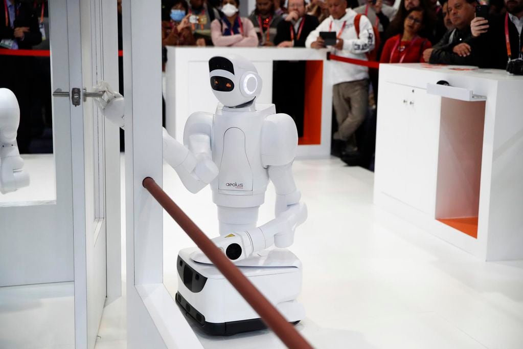 Aeolus Robotics Aeo, un robot multifunción, abre una puerta en la Feria Internacional de Electrónica de Consumo 2023 en Las Vegas, Nevada, EE. Foto: EFE/EPA/CAROLINE BREHMAN