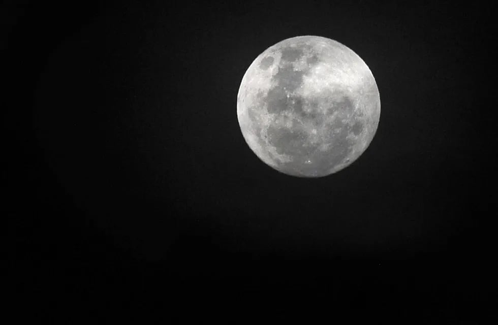 La “luna fría” que anoche sorprendió a los mendocinos: la explicación del fenómeno