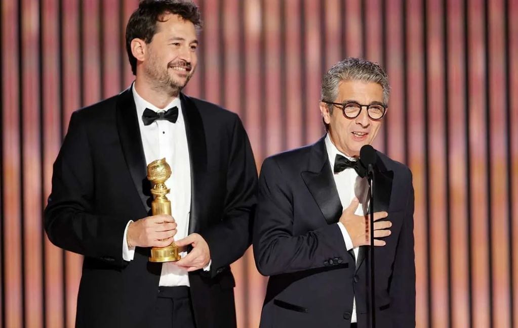 Ricardo Darin y Santiago Mitre recibiendo el premio en los Globos de Oro 2023