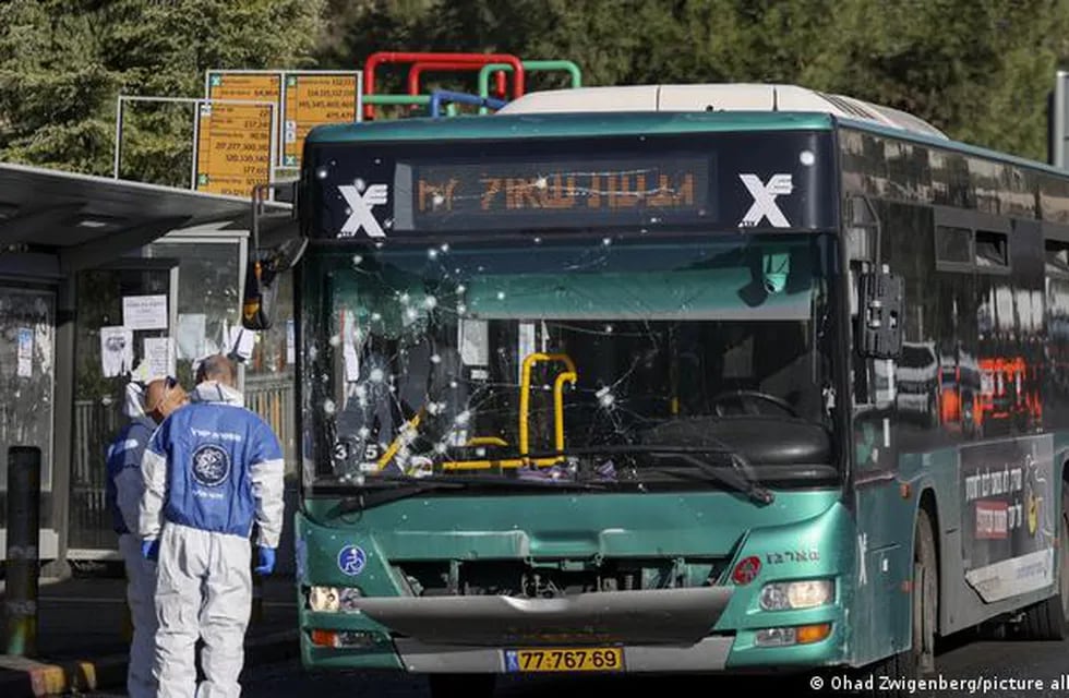 Dos paradas de autobús fueron el lugar donde explotaron bombas en Jerusalén, dejando al menos un muerto y varios heridos.