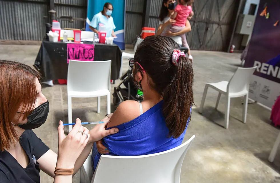 En hospitales y clínicas coinciden en que la vacunación es lo que está permitiendo estar “aliviados” en el sistema hospitalario. La mitad de los menores tiene al menos una dosis. Foto: Mariana Villa / Los Andes