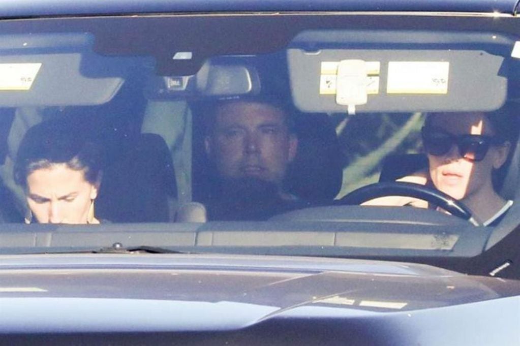 
    Affleck y Garner durante una salida en familia, luego de la internación del actor.
   
