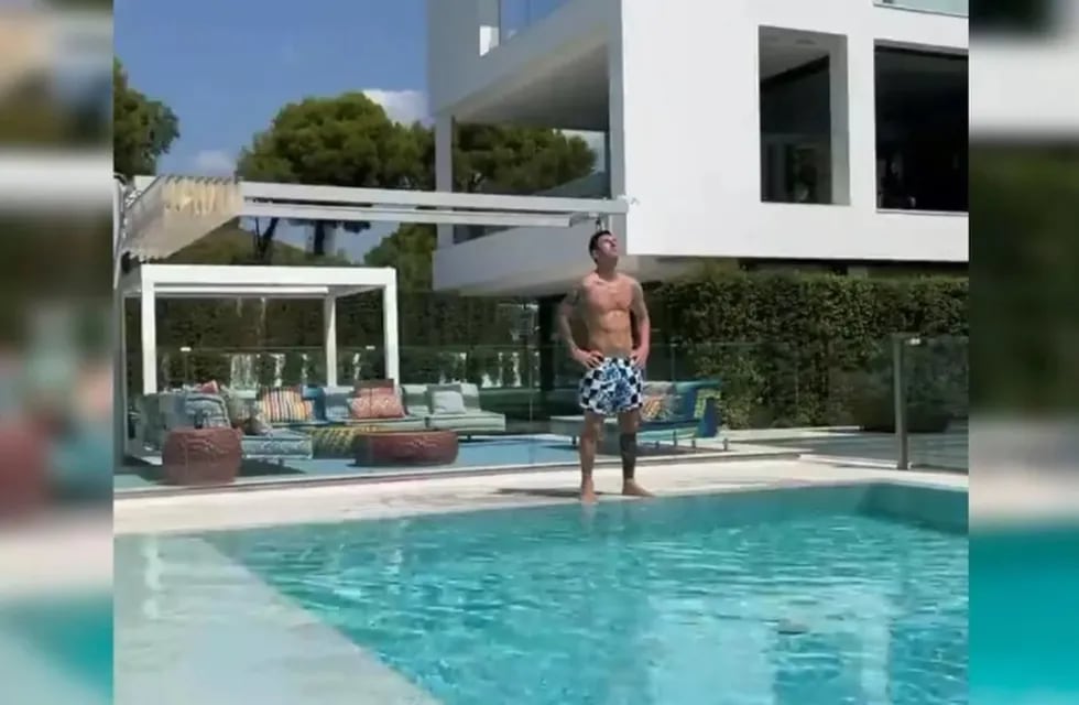 Lionel Messi en su casa de Barcelona, a orilla de la piscina y tomando sol mientras escucha a Trueno.