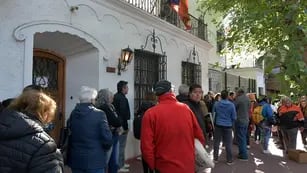 Filas para tramitar la ciudadanía en el consulado de España en Mendoza