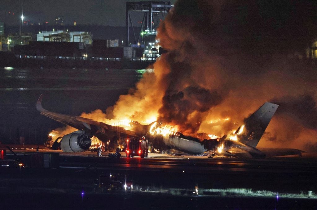Avión prendido fuego en el aeropuerto de Haneda (Tokio) en Japón (AP)