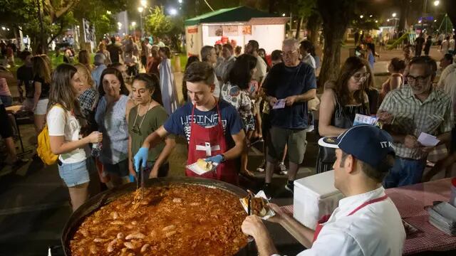 Chorizos a la pomarola, pastas, pizzas y postres típicos se podrán degustar en la plaza Italia de martes a jueves, en Ciudad. | Foto: Ignacio Blanco / Los Andes