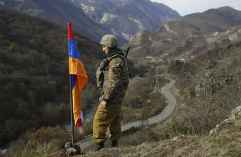 Un soldado armenio monta guardia junto a la bandera de Nagorno-Karabaj en 2020.