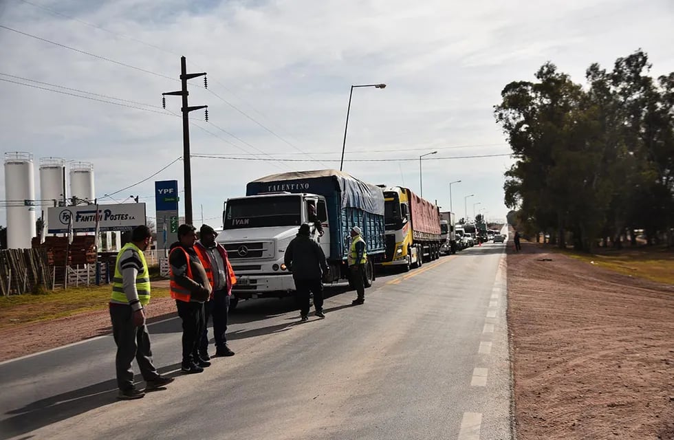 Protesta de transportistas en Sinsacate por la falta de gasoil en Córdoba y el país / Foto: Pedro Castillo
