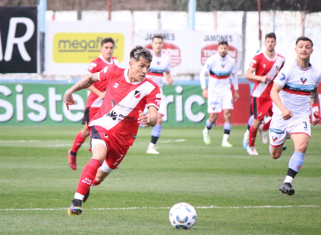 El extremo derecho Santiago González, es uno de los jugadores desequilibrante del Cruzado y es una de las cartas de gol del equipo de calle Vergara.  