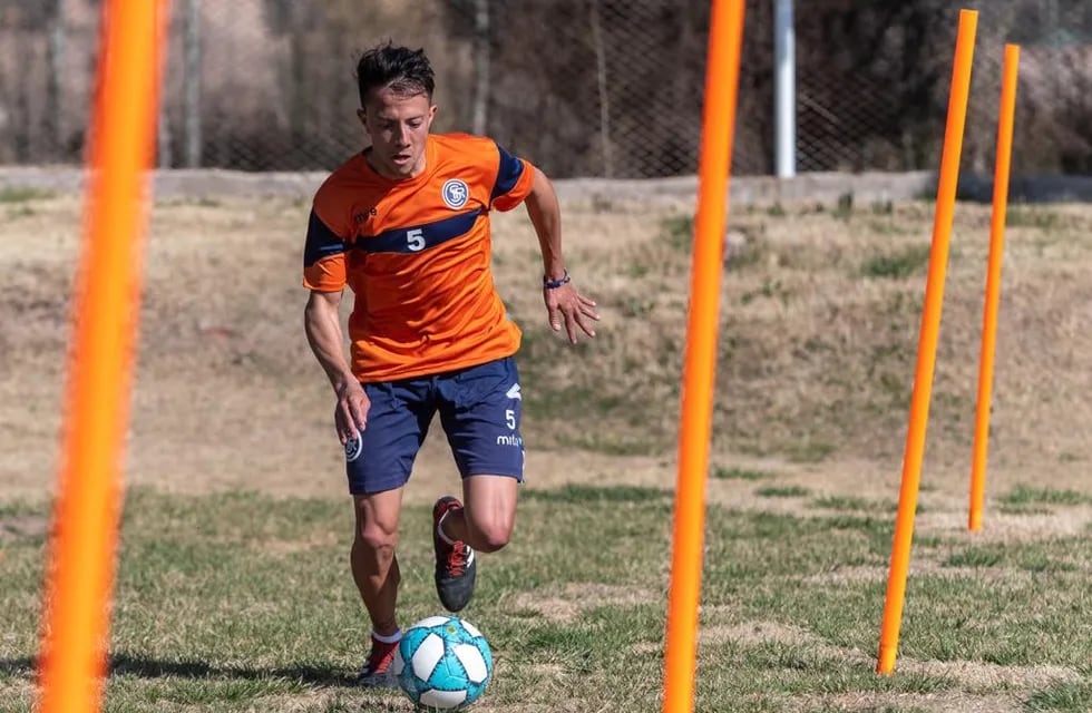 Santiago Úbeda deja Independiente Rivadavia para jugar en el fútbol paraguayo.